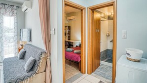 Ein Hotelzimmer mit Bett, Schreibtisch, Stuhl, Kleiderschrank und Bad.