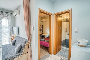 Ein Hotelzimmer mit Bett, Schreibtisch, Stuhl, Kleiderschrank und Bad.