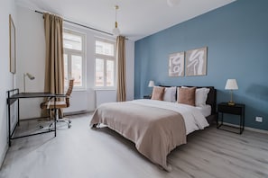A bedroom with a bed, bedside tables, a desk, and a chair. - Blueground | Prague 10, fully equipped & nr park (PRG-24) (Prague)