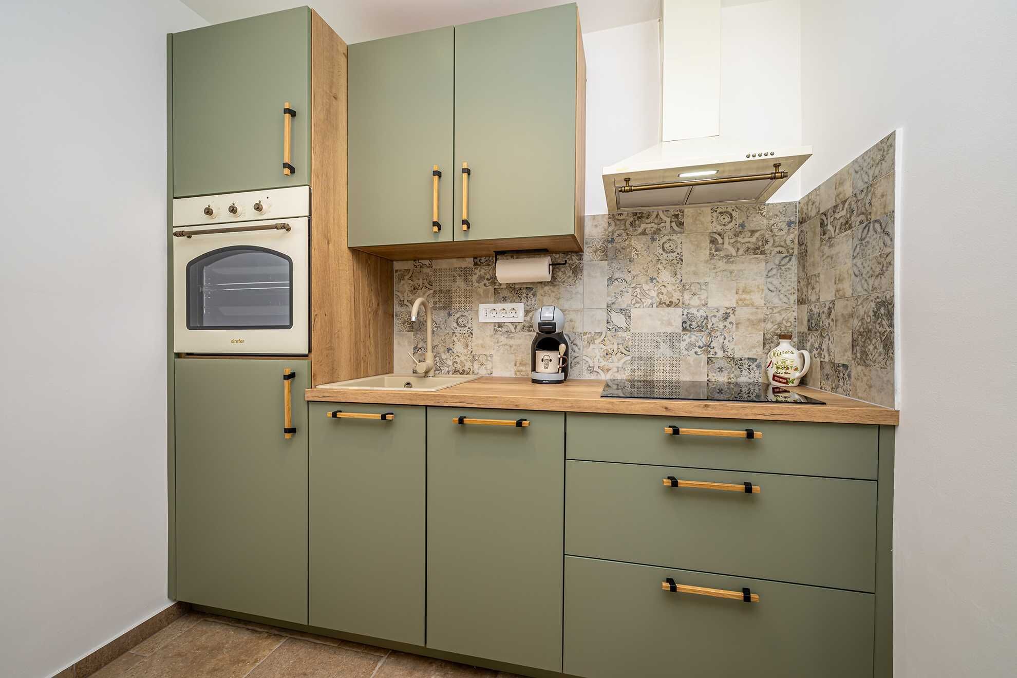 Coffee/tea maker, fridge, oven, stovetop