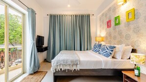 Escritorio, tabla de planchar con plancha, wifi y ropa de cama 
