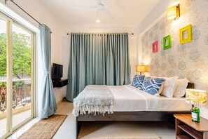 Desk, iron/ironing board, WiFi, bed sheets - Vaga Bliss | 1BHK | Vagator | Pool (Anjuna)