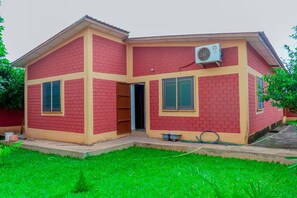 Unclassified image, 2 of 20, button - Muhira House (Cotonou)