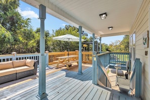 Outdoor dining - 3-bedroom house in peaceful Gulfport with cool AC breeze (Gulfport)