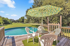 Outdoor dining - 3-bedroom house in peaceful Gulfport with cool AC breeze (Gulfport)