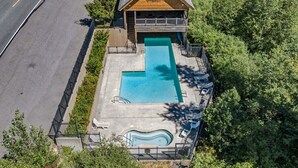 Un edificio con piscina, terrazza coperta e una strada sullo sfondo.