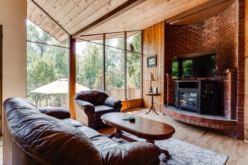 2BR + Loft Space | 5 Min to Autzen & River