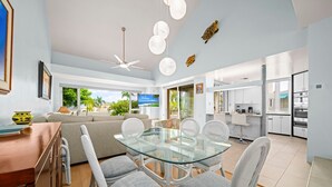 Un intérieur moderne comprenant un coin repas, une cuisine et un espace de vie.