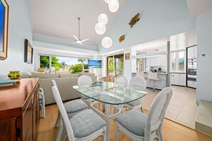 Ein modernes Interieur mit Essbereich, Küche und Wohnbereich.