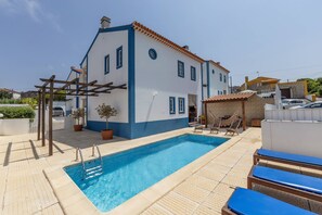A residential property with a swimming pool, a pergola, and a small garden area. - Casa Burgues Mar & Lagoa - Private Pool (Óbidos)