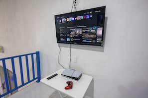 Et tv ophængt på en væg, der viser et computerspilsinterface.
