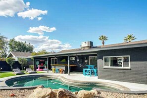 A modern house with a swimming pool, outdoor seating, and a patio area. - Scottsdale Hangout | Pool + Putting Green + Games (Scottsdale)