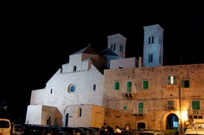 A historic building with a prominent tower and a large arched entrance. - A fully furnished apartment, perfect for relaxing in Puglia (Molfetta)