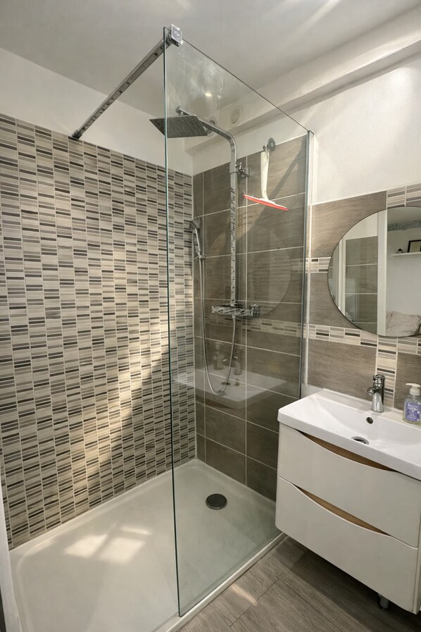 Bathroom - Vrbo Property (Avignon)