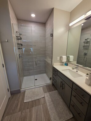 Bathroom - Cozy 1-bedroom apartment with AC in charming Aurora (Aurora)