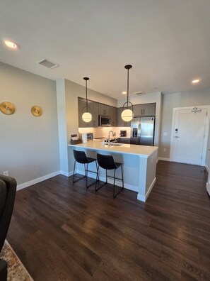 Private kitchen - Cozy 1-bedroom apartment with AC in charming Aurora (Aurora)