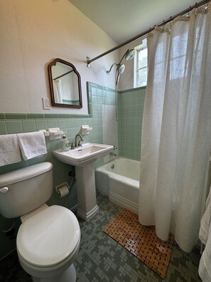Un baño con inodoro, lavabo y bañera.