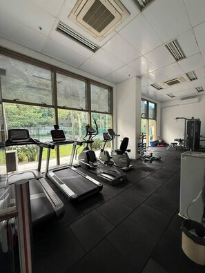 Ein Fitnessstudio mit Laufbändern, Ergometer und Kurzhanteln.