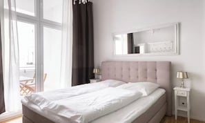 Room - AN EXCELLENT COMBINATION OF MODERN AMENITIES, GENEROUS LIVING SPACE IN THE HEART (Berlin)