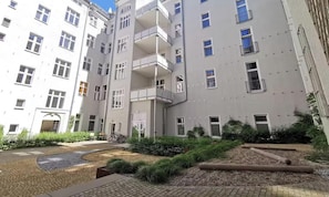 Exterior - AN EXCELLENT COMBINATION OF MODERN AMENITIES, GENEROUS LIVING SPACE IN THE HEART (Berlin)
