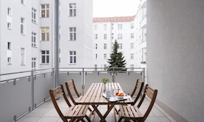 Outdoor dining - AN EXCELLENT COMBINATION OF MODERN AMENITIES, GENEROUS LIVING SPACE IN THE HEART (Berlin)
