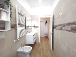 Hair dryer, bidet, towels, soap - SERENA'S HOUSE《 Near the MESTRE train station + private parking 》 (Venezia)