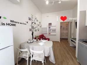 Dining - SERENA'S HOUSE《 Near the MESTRE train station + private parking 》 (Venezia)