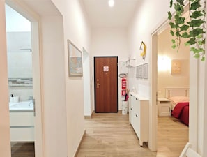 2 bedrooms, iron/ironing board, WiFi, bed sheets - SERENA'S HOUSE《 Near the MESTRE train station + private parking 》 (Venezia)