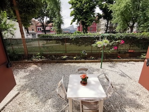 Outdoor dining - SERENA'S HOUSE《 Near the MESTRE train station + private parking 》 (Venezia)