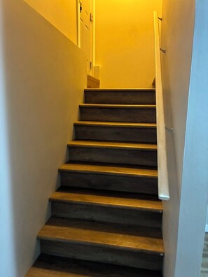 Eine Treppe mit Holzbeschlägen und einem weißen Geländer.