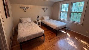 Room - Escape to a private 3BR retreat at North House in Wildlife Prairie Park (Hanna City)