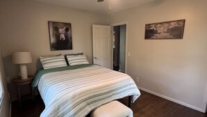 Room - Escape to a private 3BR retreat at North House in Wildlife Prairie Park (Hanna City)