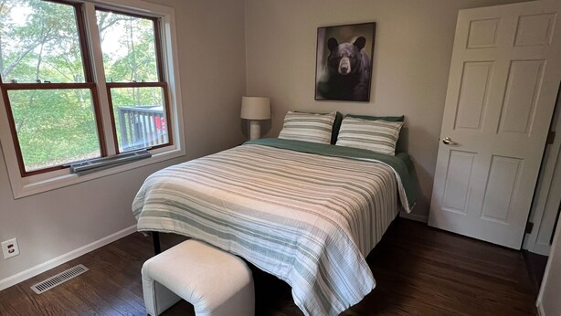 Room - Escape to a private 3BR retreat at North House in Wildlife Prairie Park (Hanna City)