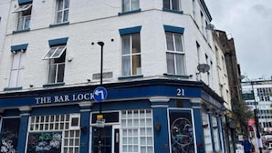 A building with a sign reading 'THE BAR LOCK' and the number 21. - Hotel Haven London, near Tower Bridge (London)