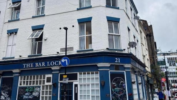 Um edifício com uma placa que diz 'THE BAR LOCK' e o número 21.