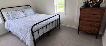 Charming Farmhouse Near CMA Coffee Bar + 2BR