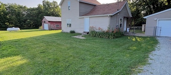 Charming Farmhouse Near CMA Coffee Bar + 2BR