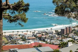 Eine Küstenstadt mit Strand, Wohngebäuden und Blick auf den Ozean.