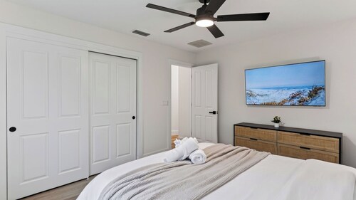Latitude 26° Luxury Retreat by Avantstay Waterfall Pool + Private Dock
