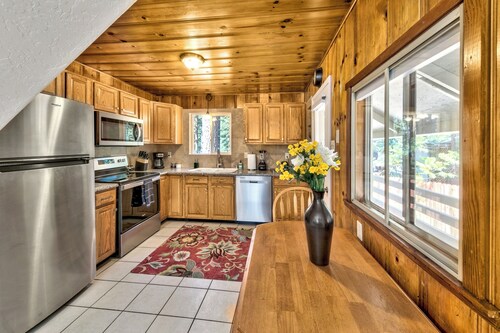 Cute Tahoe cabin close to Everything!