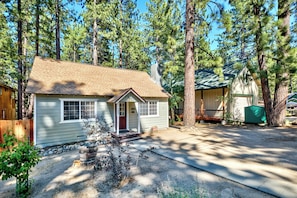 Unclassified image, 3 of 18, button - Cute Tahoe cabin close to Everything! (South Lake Tahoe)