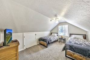 Unclassified image, 4 of 18, button - Cute Tahoe cabin close to Everything! (South Lake Tahoe)