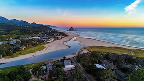 Unclassified image, 4 of 44, button - Salt & Spruce by Avantstay Cannon Beach Retreat + Treetop Deck + Walk To Beach + Haystack Rock (Cannon Beach)