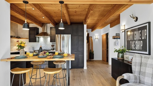Salt & Spruce by Avantstay Cannon Beach Retreat + Treetop Deck + Walk To Beach + Haystack Rock