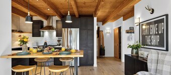 Salt & Spruce by Avantstay Cannon Beach Retreat + Treetop Deck + Walk To Beach + Haystack Rock