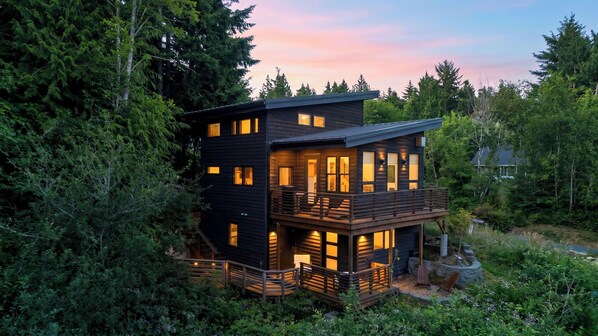 Unclassified image, 1 of 44, button - Salt & Spruce by Avantstay Cannon Beach Retreat + Treetop Deck + Walk To Beach + Haystack Rock (Cannon Beach)
