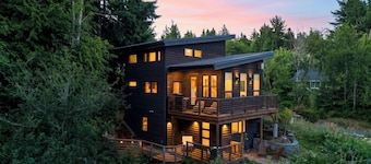 Salt & Spruce by Avantstay Cannon Beach Retreat + Treetop Deck + Walk To Beach + Haystack Rock