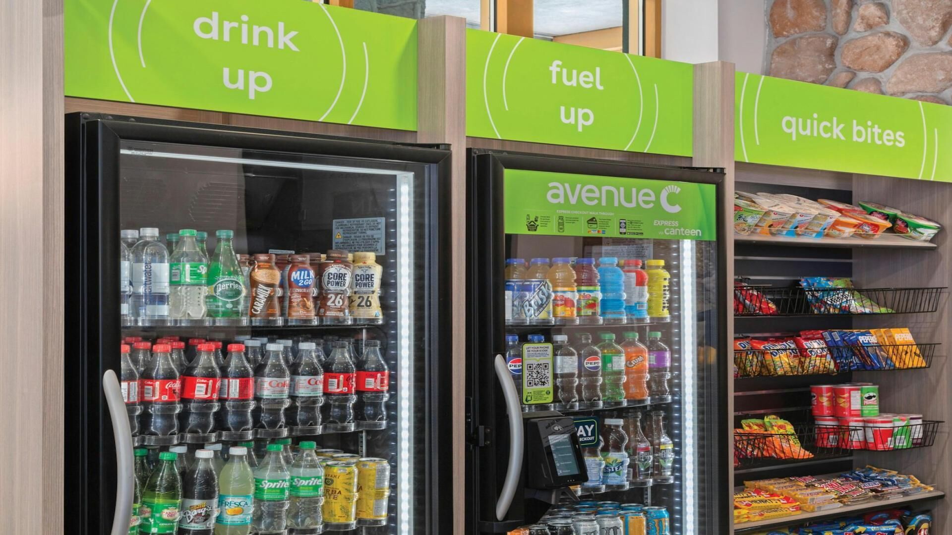 Des distributeurs automatiques proposant des boissons et des en-cas, avec les mentions « pour se désaltérer », « pour faire le plein d’énergie » et « pour une collation rapide ».