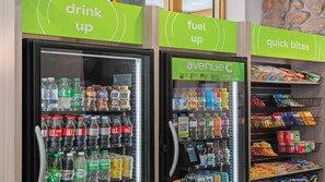 Distributori automatici con bevande e snack, con le scritte 'drink up', 'fuel up' e 'quick bites'.
