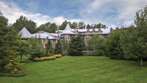 Whistler Village Escape Near Ski Lifts with Hot Tub & Spacious 1BR Suite